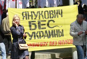 Участники пикета держат плакат