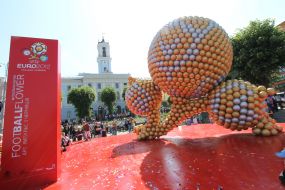 Арт-инсталляция "Футбольный цветок"