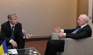 Николай Азаров дает интервью