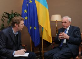 Николай Азаров даёт интервью