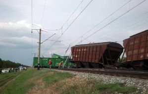 Грузовой поезд, который сошел с рельс