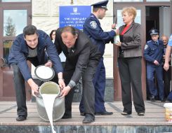 Участники акции протеста разливают молоко