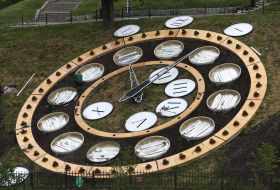 Floral clock