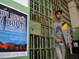 A man goes out from a prison chamber