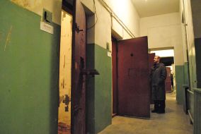 Visitors examine prisons chambers