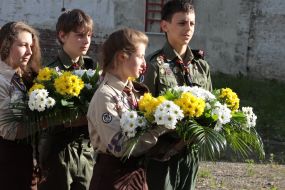 Scouts lay flowers