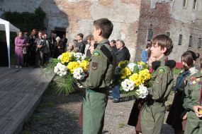 Scouts lay flowers