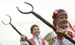 Children in the Ukrainian national suits