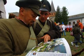 Участники военно-исторического общества в костюмах петлюровцев