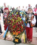 Children near a chaplet