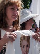 Timoshenko's supporters rally in front of the Court of Appeal