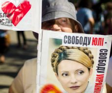 Timoshenko's supporters rally in front of the Court of Appeal