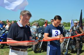 Anatoliy Kuznetsov and Vyacheslav Timoshenko cut the ribbon