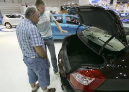 Відвідувачі розглядають автомобіль