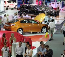 Відвідувачі розглядають автомобілі