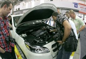 Відвідувачі розглядають автомобіль