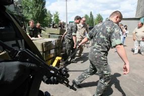 Військовослужбовці везуть опечатані ящики з кокаїном