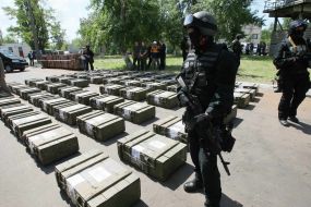 Бійці "Альфа" стоять біля ящиків з кокаїном