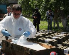 Експерт СБУ розрізає пакет з кокаїном