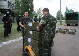 Військовослужбовці везуть опечатані ящики з кокаїном