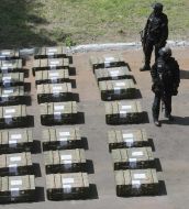 Бійці "Альфа" стоять біля ящиків з кокаїном