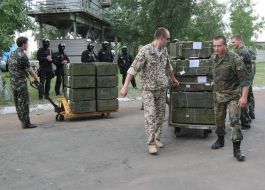 Військовослужбовці везуть опечатані ящики з кокаїном