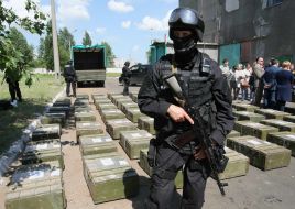 Боєць "Альфа" стоїть біля ящиків з кокаїном 