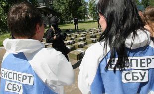 Експерти СБУ стоять біля ящиків з кокаїном