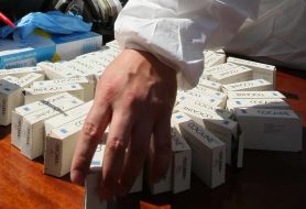 Експерт СБУ бере до рук пакет з кокаїном