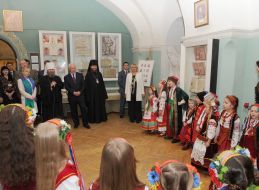 Viktoriya Lesnichaya, Nikolay Azarov and Archbishop Pavel