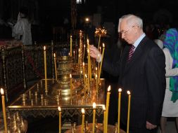 Nikolay Azarov puts a candle