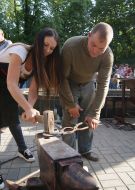 Дівчина виковує підков