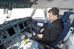 Petr Poroshenko in the cockpit of AN-148