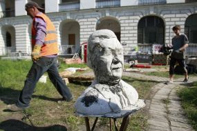 Monument to Viktor Yanukovych in the courtyard of the arcade