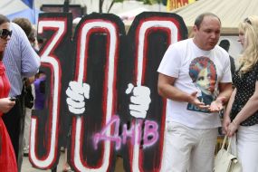 Мужчина в футболке с портретом Тимошенко