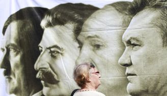 Женщина стоит возле плаката