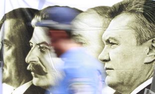 Сотрудник милиции возле плаката