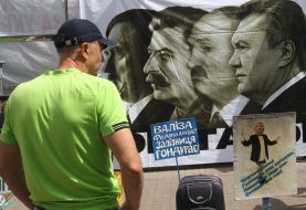 Женщина стоит возле плаката