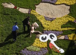 Fight of the activist FEMEN with militiaman