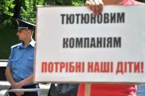 Учасник акції тримає плакат