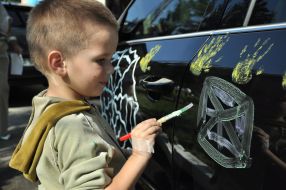 Boy draws on a car of President of Ukraine 