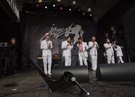 Arkadiy Shilkloper and participants of vocal collective ManSound