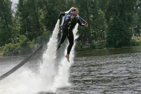 Киянин летить над водою