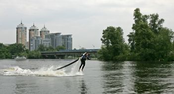 Киянин летить над водою