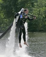 Киянин летить над водою