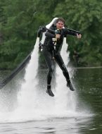 Киянин летить над водою