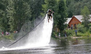 Киянин летить над водою