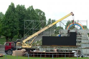 Works on assembling the screen