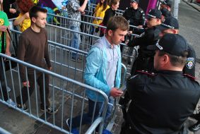 Сотрудники милиции пропускают болельщиков