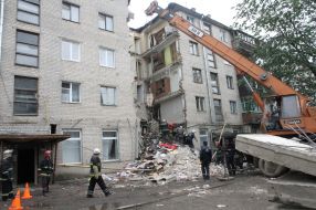 Работы по расчистке завалов разрушенного дома